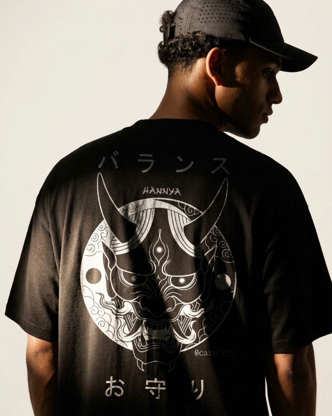 Camiseta Oversized Hannya — estampa nas costas com máscara Hannya em detalhe, modelo masculino